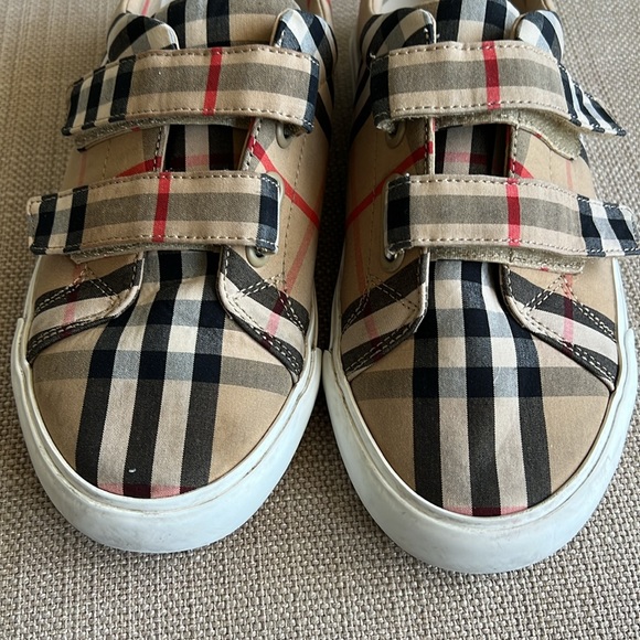 Boys Burberry Velcro Shoes - Picture 5 of 7